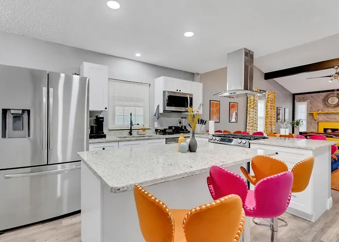 Groovy Funhouse Getaway - 4 Bdrm Near Legoland